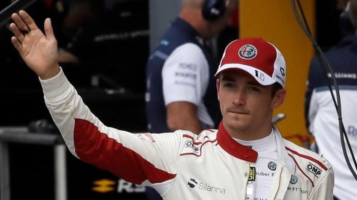 Charles Leclerc, de Mónaco, saluda al público de Monza.-AFP