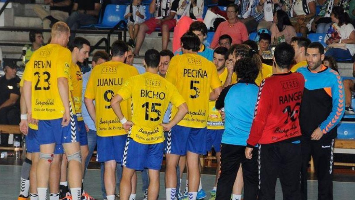 Los jugadores del Villa de Aranda atienden las indicaciones de Jacobo Cuétara durante un tiempo muerto.-