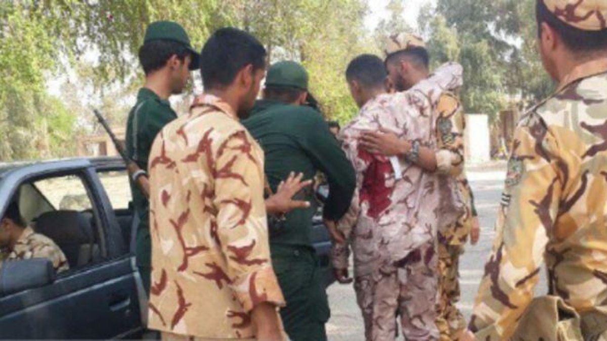 Un soldado herido durante un tiroteo en un desfile militar en Irán.-EL PERIÓDICO