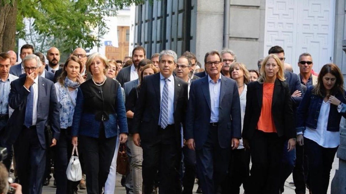 Francesc Homs llega a declarar ante el TS aropado por Artur Mas, el pasado 19 de septiembre.-JUAN MANUEL PRATS