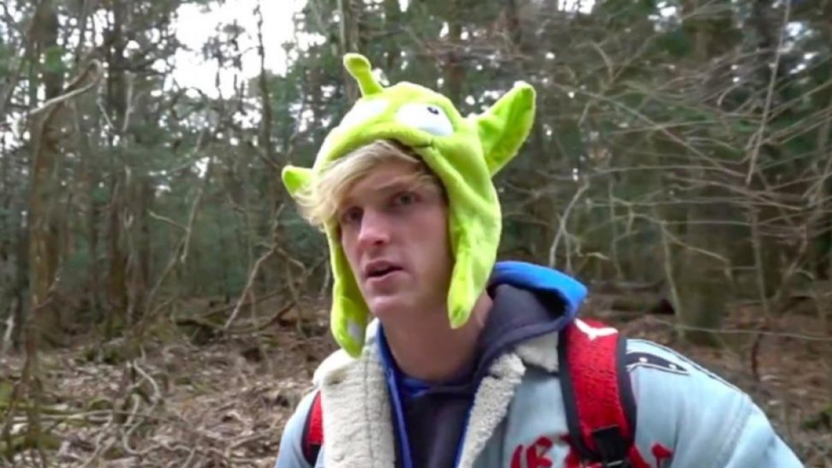 Fotograma del polémico vídeo de Logan Paul en el bosque de los suicidios de Japón-YOUTUBE