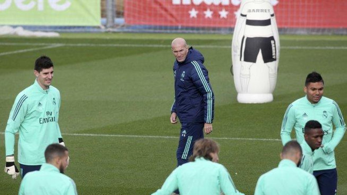 Zidane observa el trabajo de sus jugadores este martes antes de recibir al Galatasaray en Liga de Campeones.-