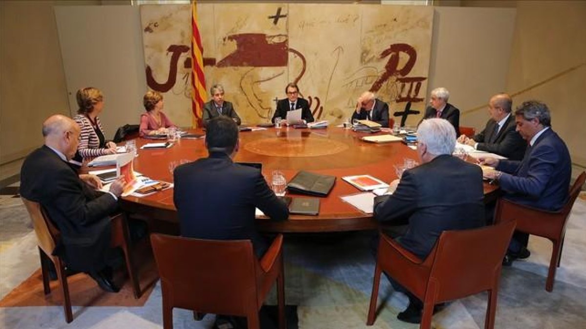 El president en funciones, Artur Mas, en una reciente reunión con su consell de Govern.-RICARD CUGAT