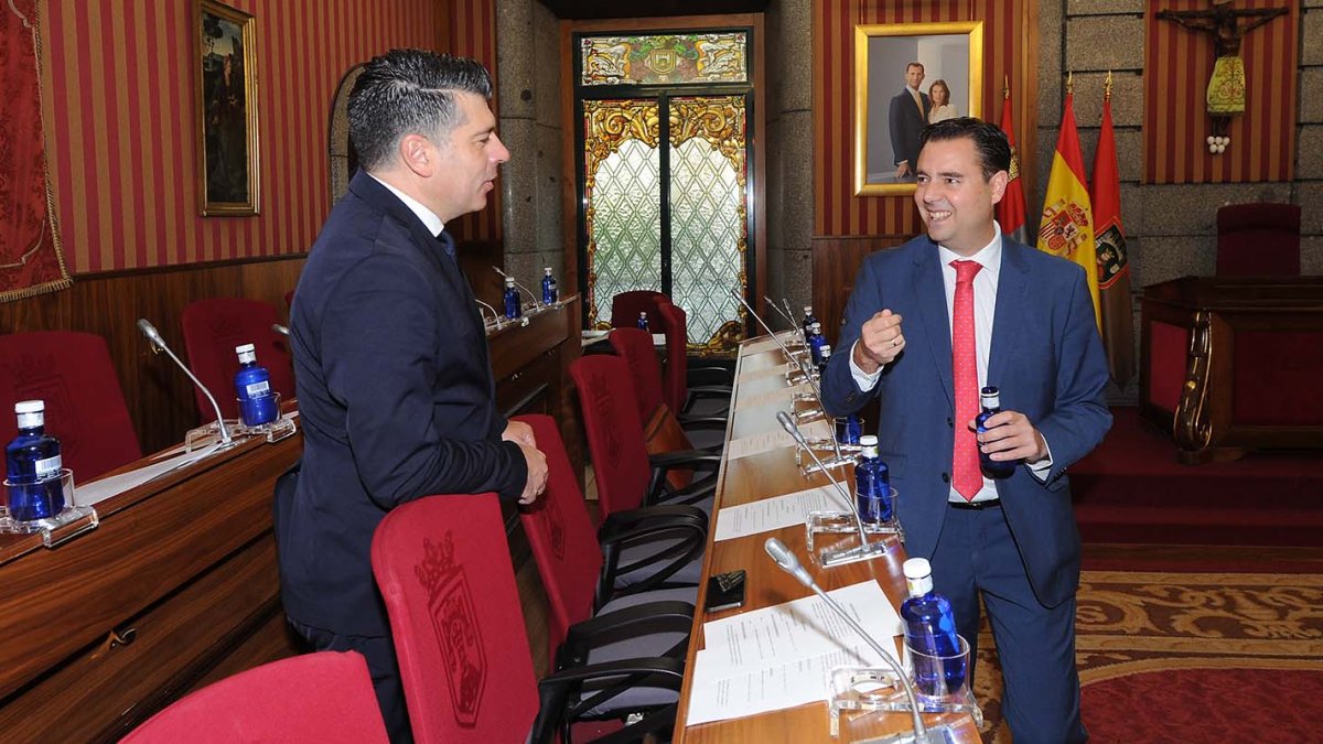 Vicente Marañón y Daniel de la Rosa hablan antes de un Pleno. Israel L. Murillo
