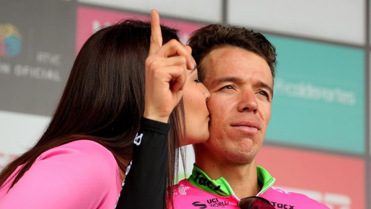 La azafata y Rigoberto Urán, en el podio de Manizales (Colombia)-/ LEONARDO MUÑOZ (EFE)
