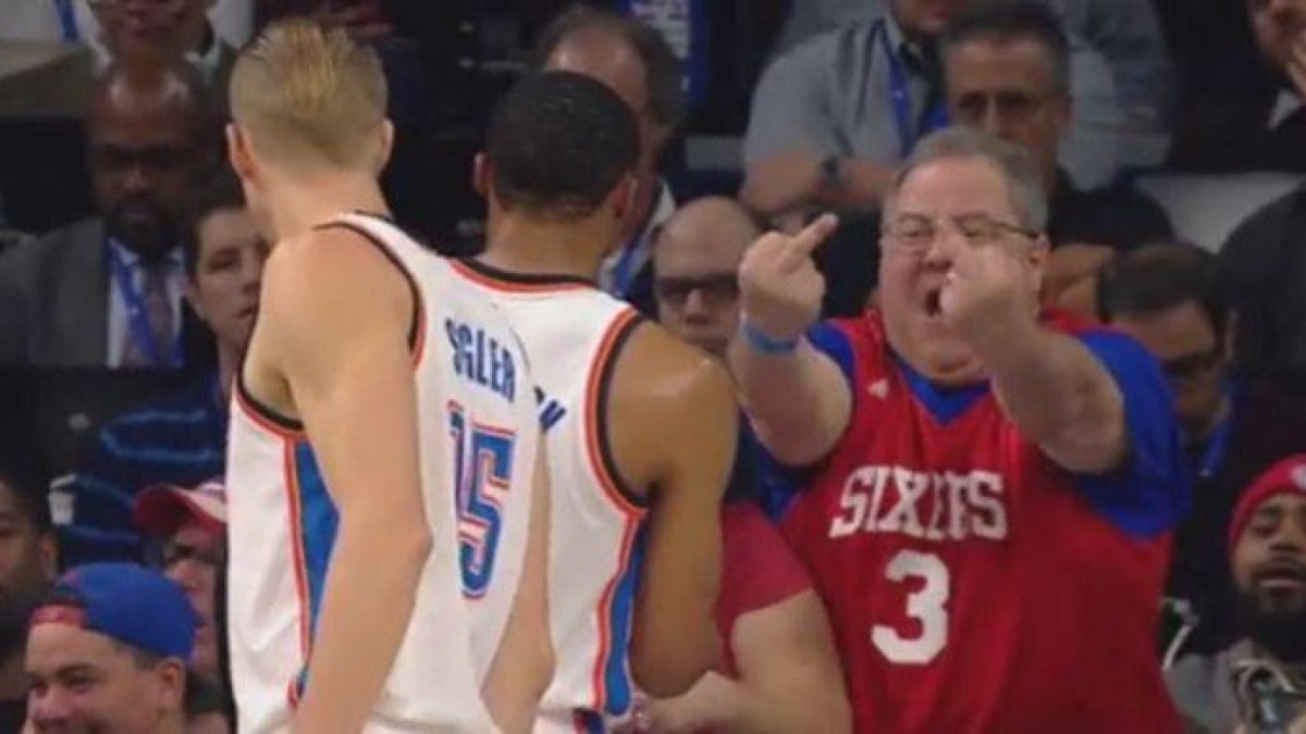 El hincha de los Sixers se despachó a gusto con Rusell.-