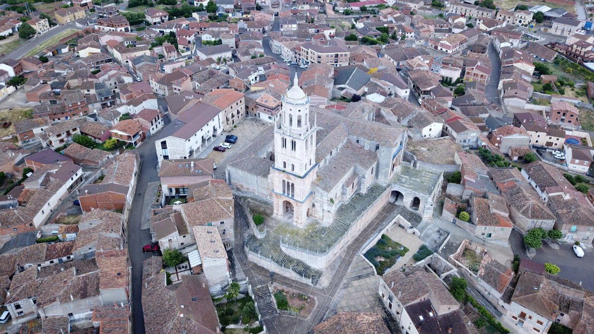 Vista aérea de la iglesia-colegiata de Santa María del Campo. ISRAEL L. MURILLO