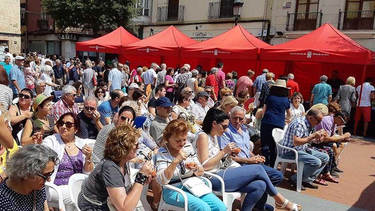 Un grupo de asistentes prueba un plato de gazpacho elaborado con el producto estrella de la jornada.-E. R.