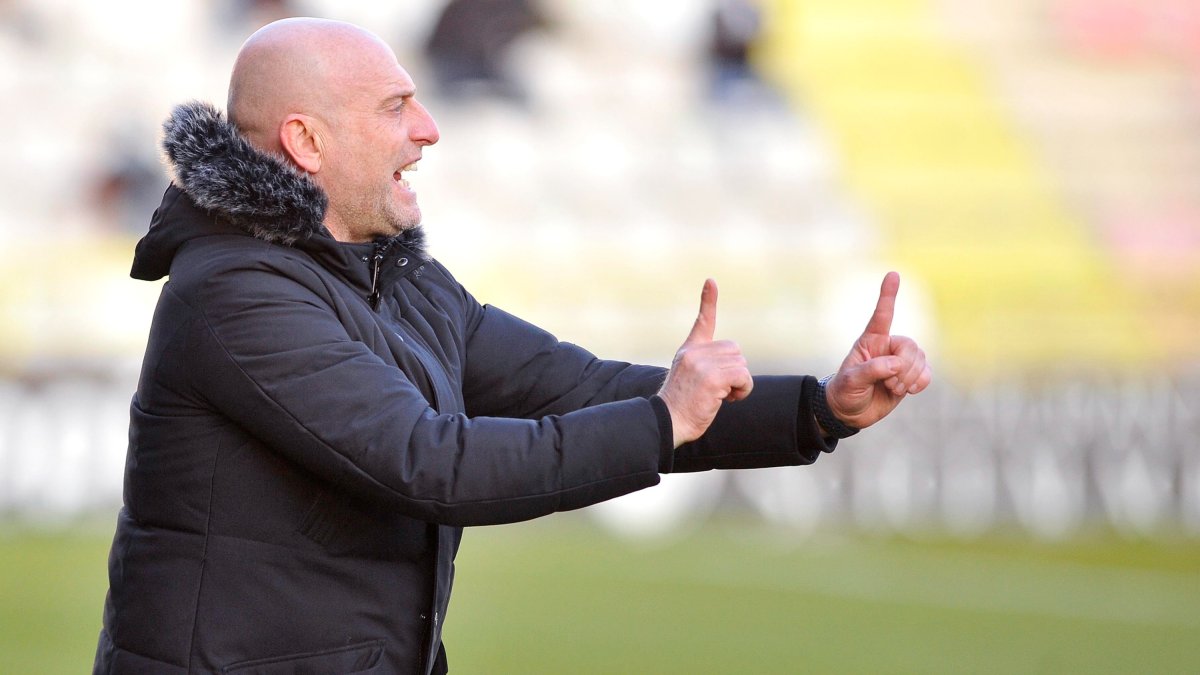 Calero corrige la posición de sus jugadores. TOMÁS ALONSO