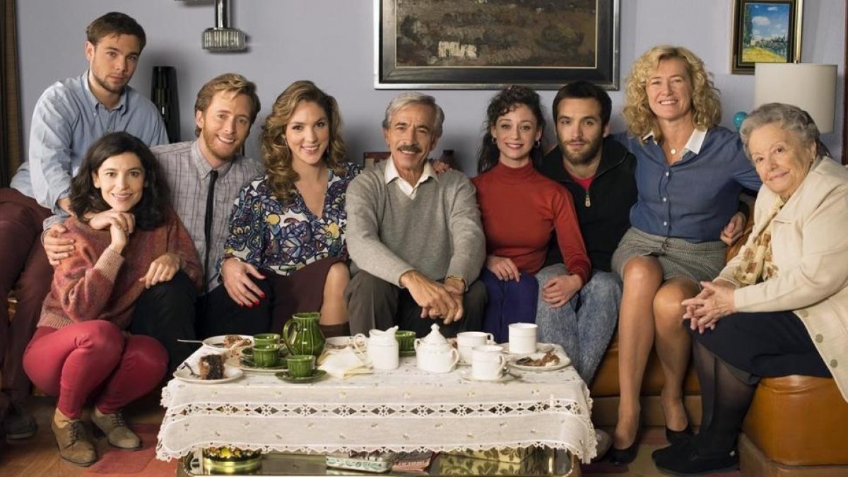 Imagen promocional de la serie de TVE-1 Cuéntame cómo paso, en la que aparecen todos los protagonistas de la nueva temporada.-IRENE MERITXELL