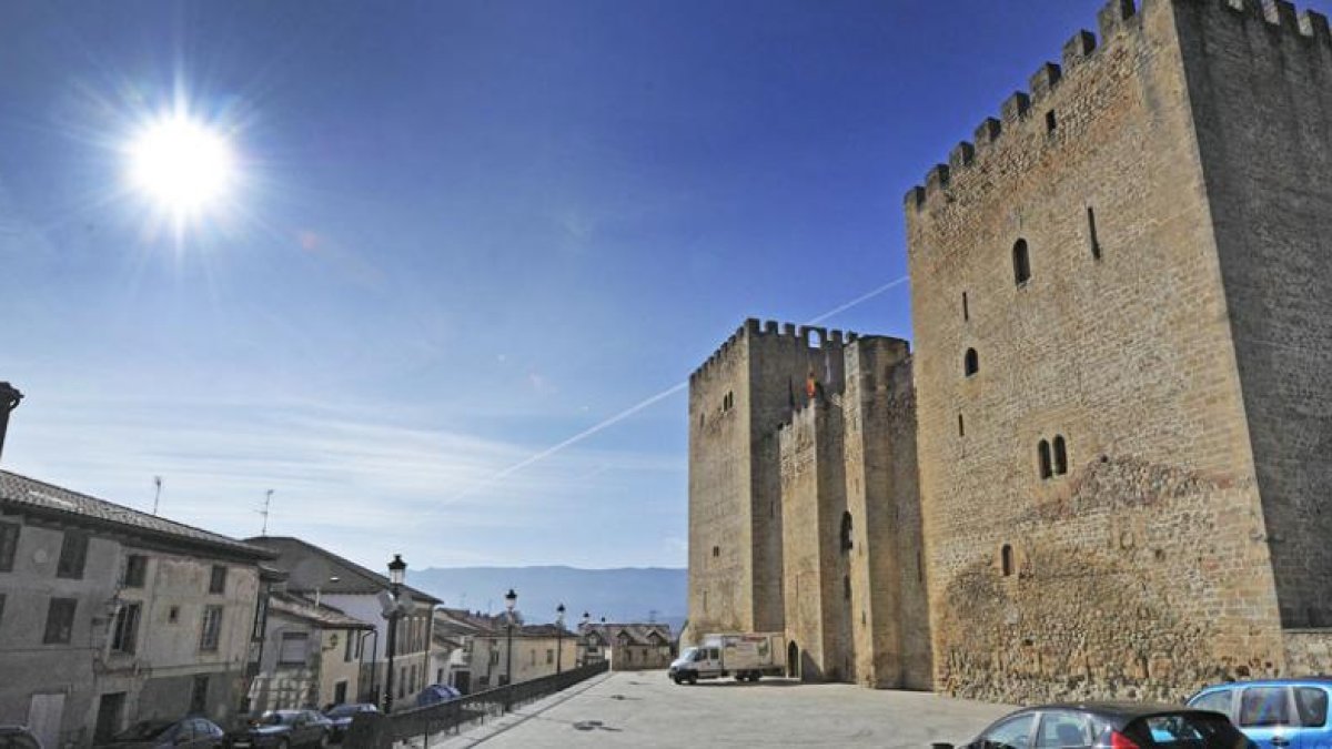El Alcázar de los Condestables, que fue mandado construir por Pedro Fernández de Velasco, acoge el Museo Histórico de Las Merindades.-ISRAEL L. MURILLO