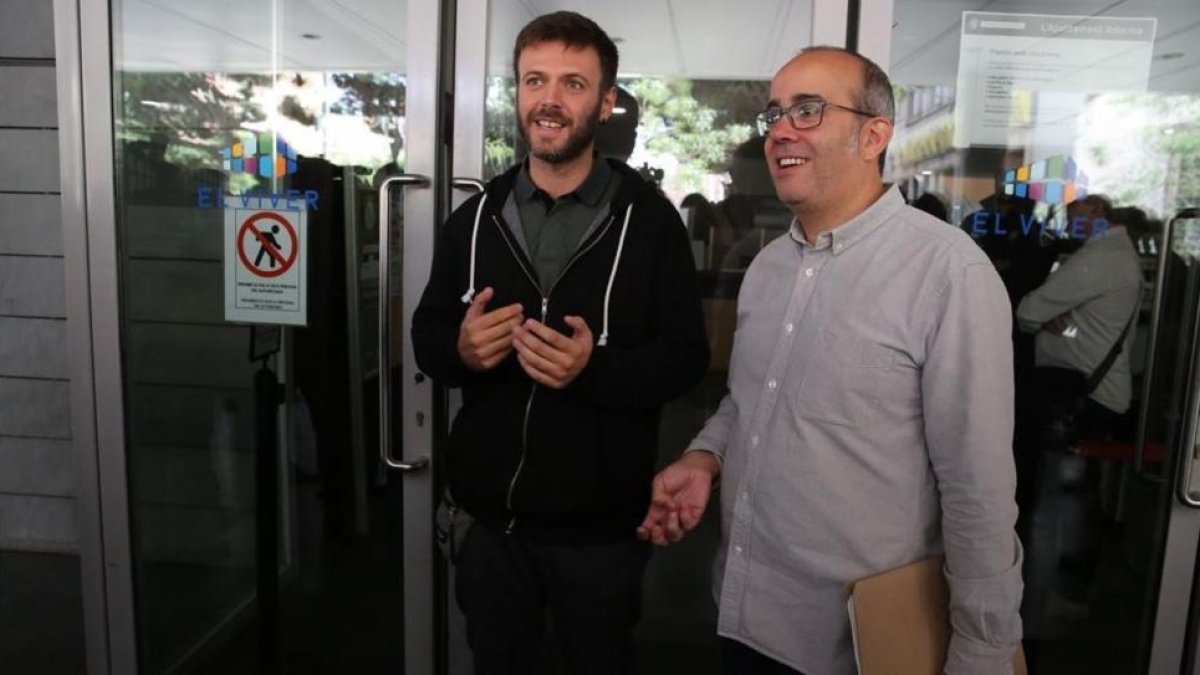 Dos concejales abren el Ayuntamiento de Badalona el 12 de octubre.-ELISENDA PONS