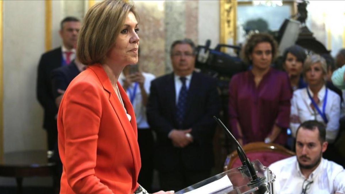 Maria Dolores de Cospedal durante su rueda de prensa en el  Congreso-/ DAVID CASTRO