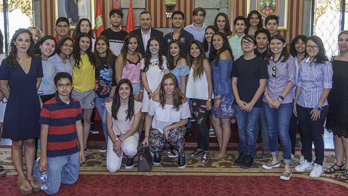 Los alumnos del campus de San Luis de Potosí fueron recibidos en el Ayuntamiento por el concejal Jose Antonio Antón.-SANTI OTERO