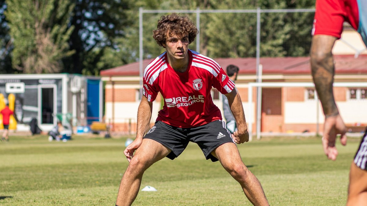 Artola, en su primer entrenamiento con el Burgos CF. BURGOS CF