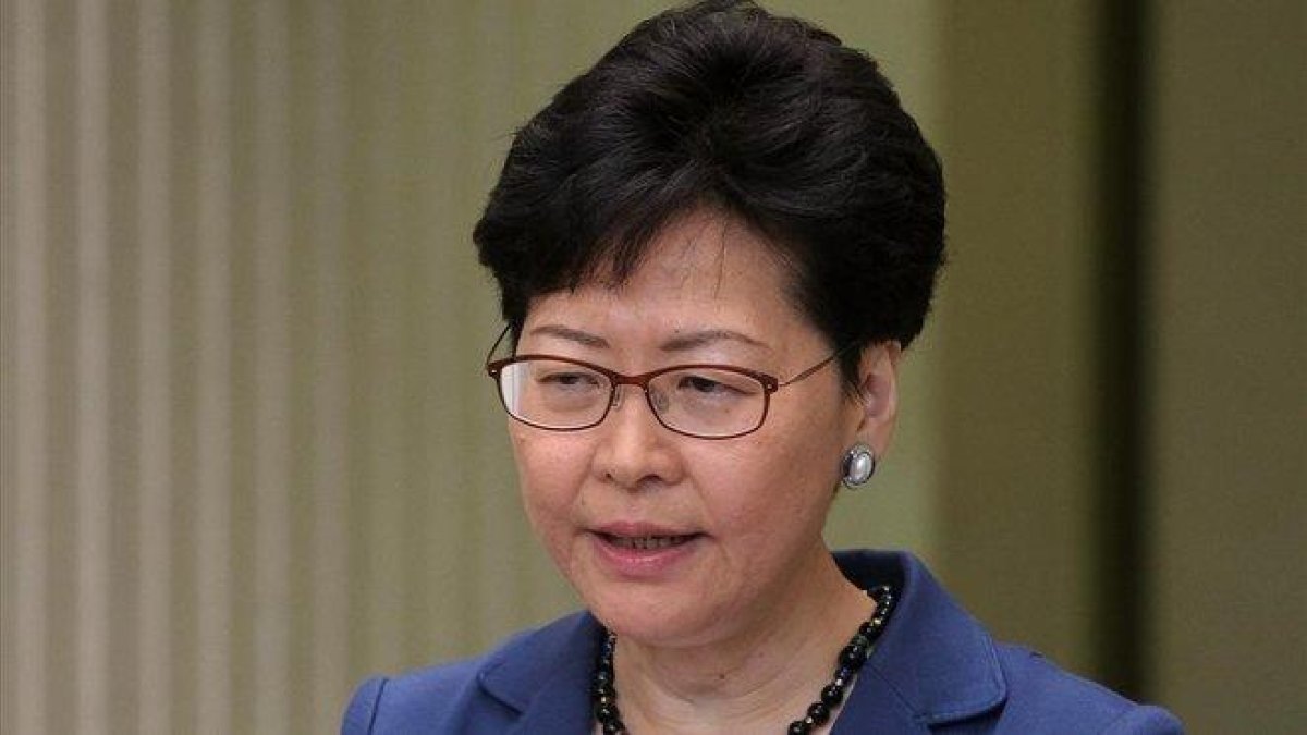 La jefa del Gobierno hongkonés, Carrie Lam, durante su comparecencia este lunes.-REUTERS
