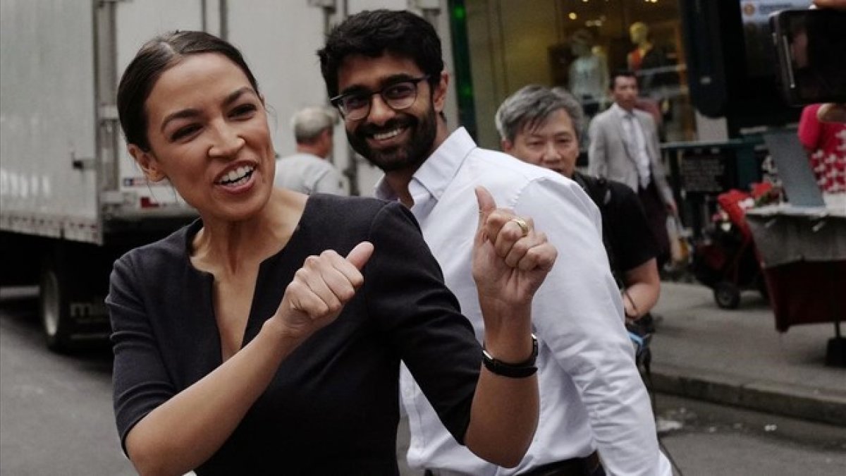Alexandria Ocasio-Cortez celebra su triunfo en una calle de Nueva York.-AP / MARK LENNIHAN