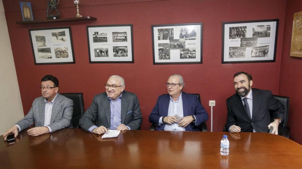 Santidrián, Antón, San Millán y Alonso ofrecieron ayer una rueda de prensa en las oficinas de El Plantío-Santi Otero