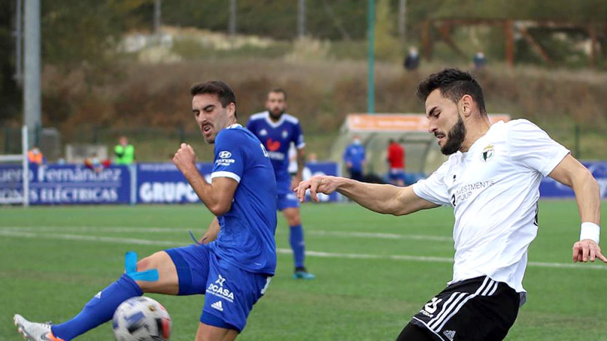 Rubén Lobato pone un servicio al área en una de sus incorporaciones al área por la izquierda. BURGOS CF