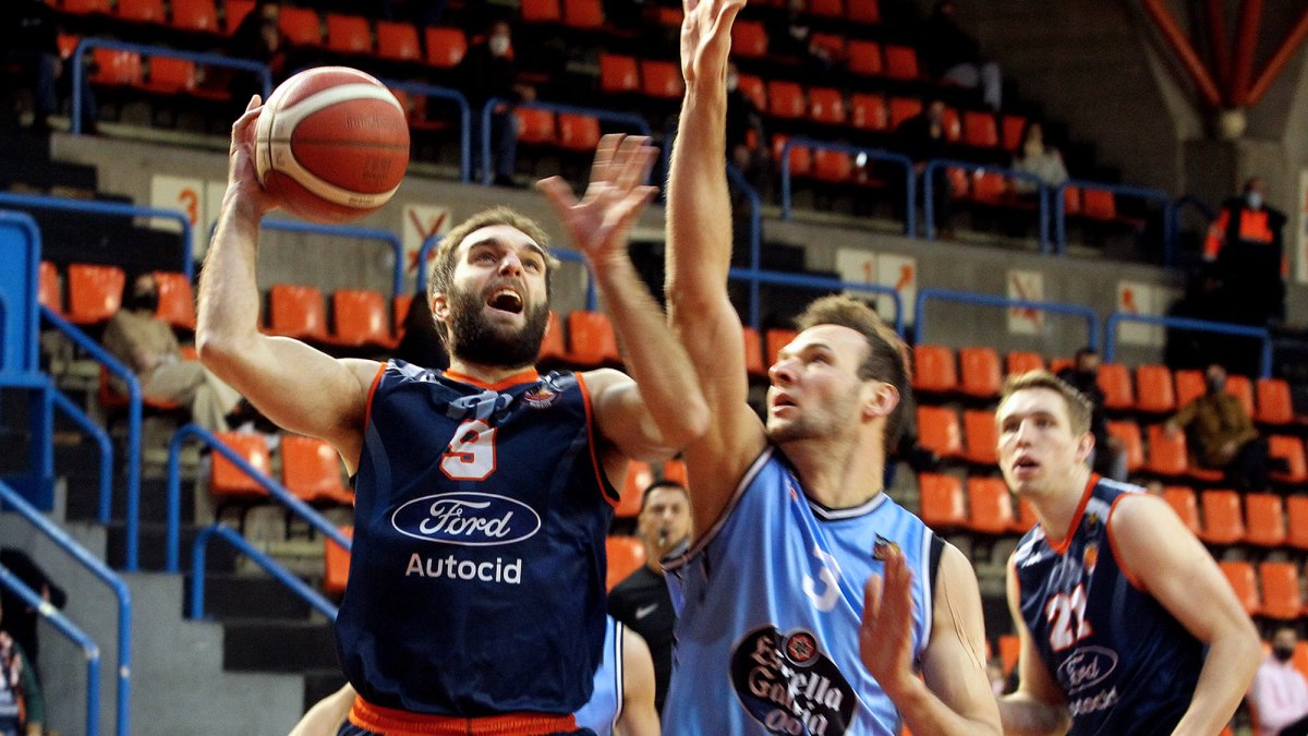 Iván Martínez fuerza la acción ofrensiva. TIZONA UBU