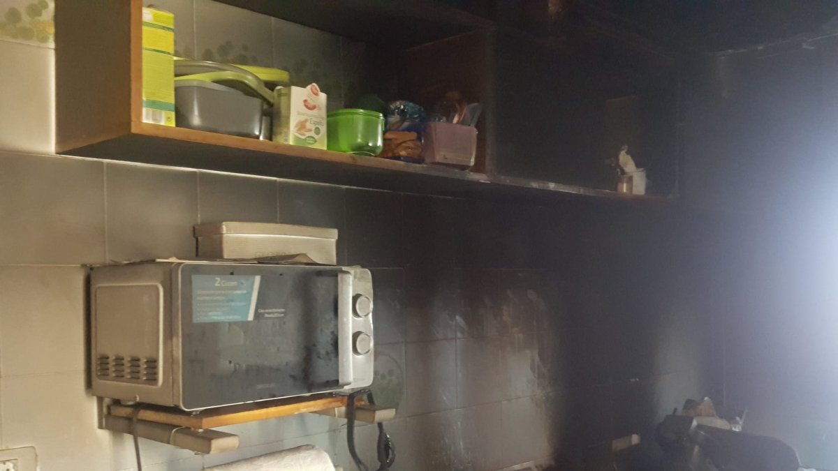 Los Bomberos sofocan un incendio en una vivienda en Luis Alberdi. BOMBEROS DE BURGOS