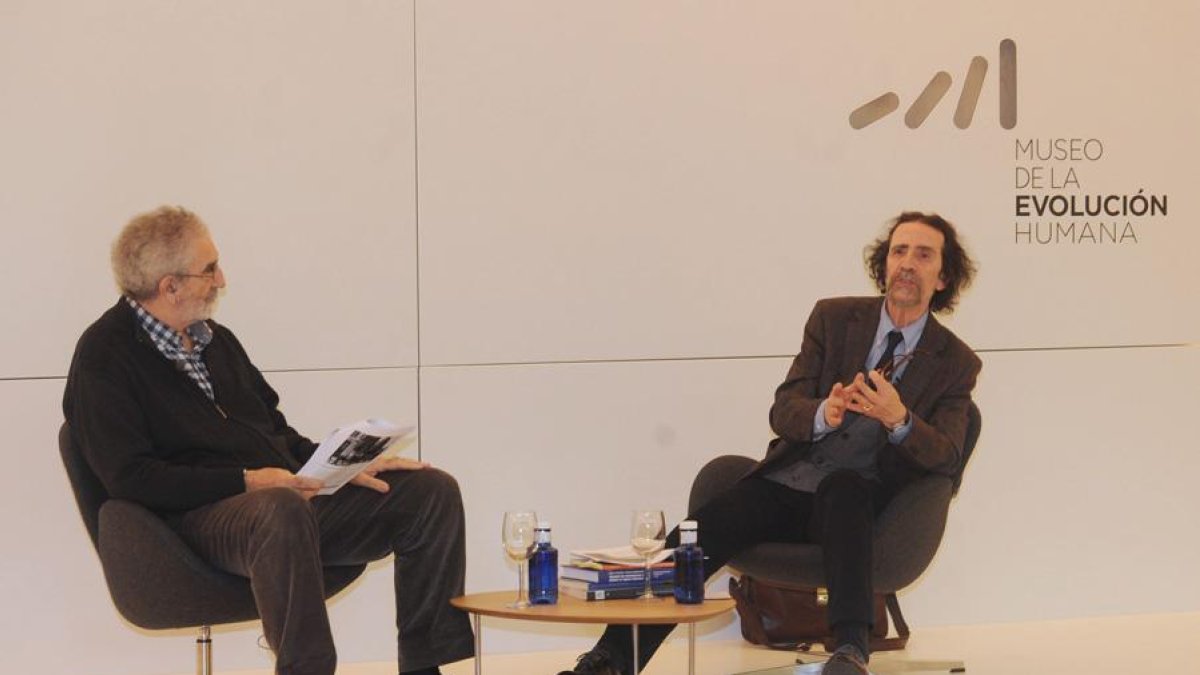 Luis Díaz Viana (d.) charló con Ernesto Escapa en la primera sesión del ciclo ‘Los mejores de los nuestros’.-Israel L. Murillo