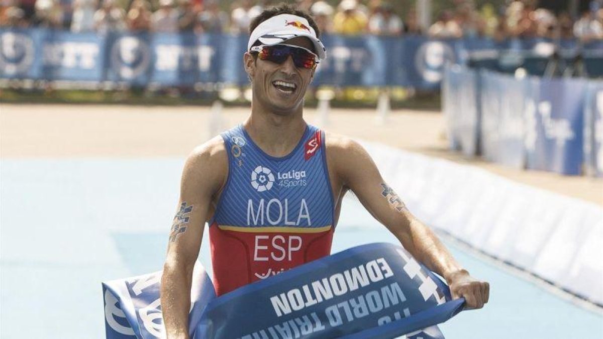 Mario Mola cruza victorioso la meta en el triatlón de Edmonton.-AP / JASON FRANSON