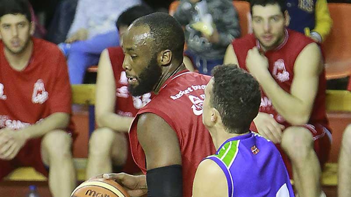 Sargent postea ante un rival.-RAÚL OCHOA