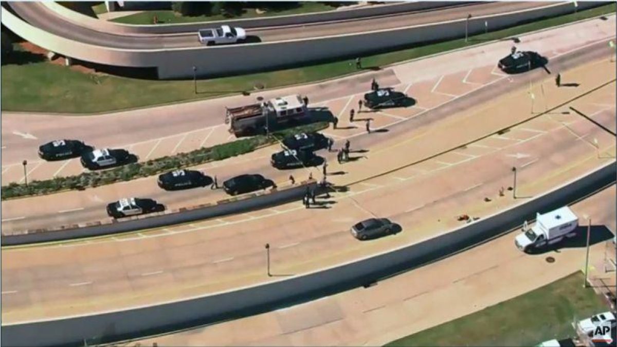 Policía en las inmediaciones del aeropuerto de Oklahoma donde se ha producido el tiroteo.-
