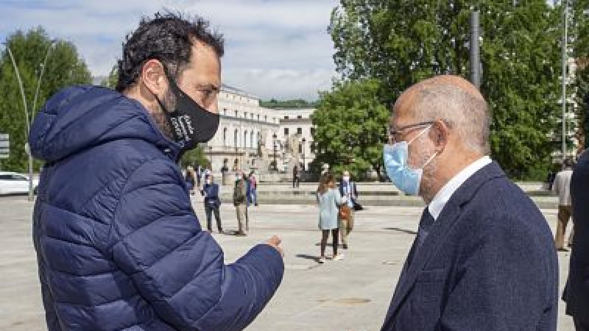 Luis Mata interpela a Igea en la visita que el vicepresidente realizó a Burgos el martes. SANTI OTERO.