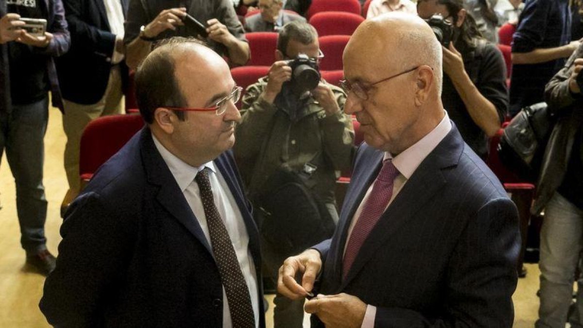 Josep Antoni Duran i Lleida conversa con Miquel Iceta.-JOAN PUIG