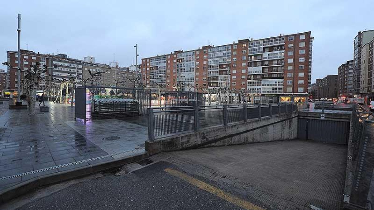 Imagen de la rampa de acceso al garaje que se ubica bajo la plaza Santiago.-ISRAEL L. MURILLO