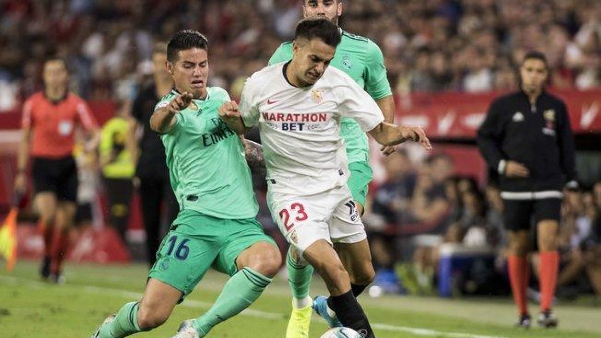 Reguilón (d) durante un partido con el Sevilla ante el Madrid.-EUROPA PRESS