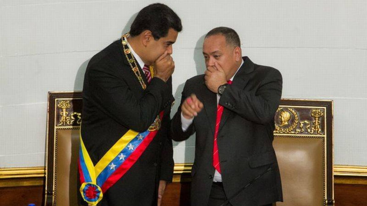 Nicolás Maduro habla con el presidente de la Asamblea Nacional, Diosdado Cabella, este martes en Caracas.-Foto: EFE / MIGUEL GUTIÉRREZ