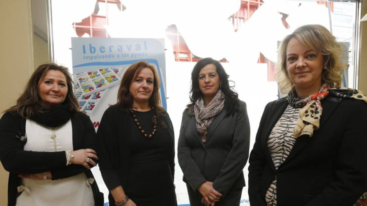 El equipo de la oficina deIberaval en Santa Clara atiende a empresarios y autónomos de toda la provincia.-RAÚL OCHOA