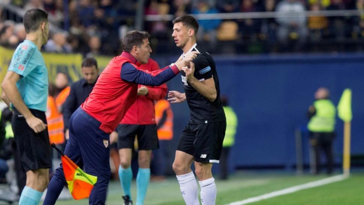 Clement Lenglet habla con Eduardo Berizzo, en Vila-real.-DOMÉNECH CASTELLÓ (EFE)