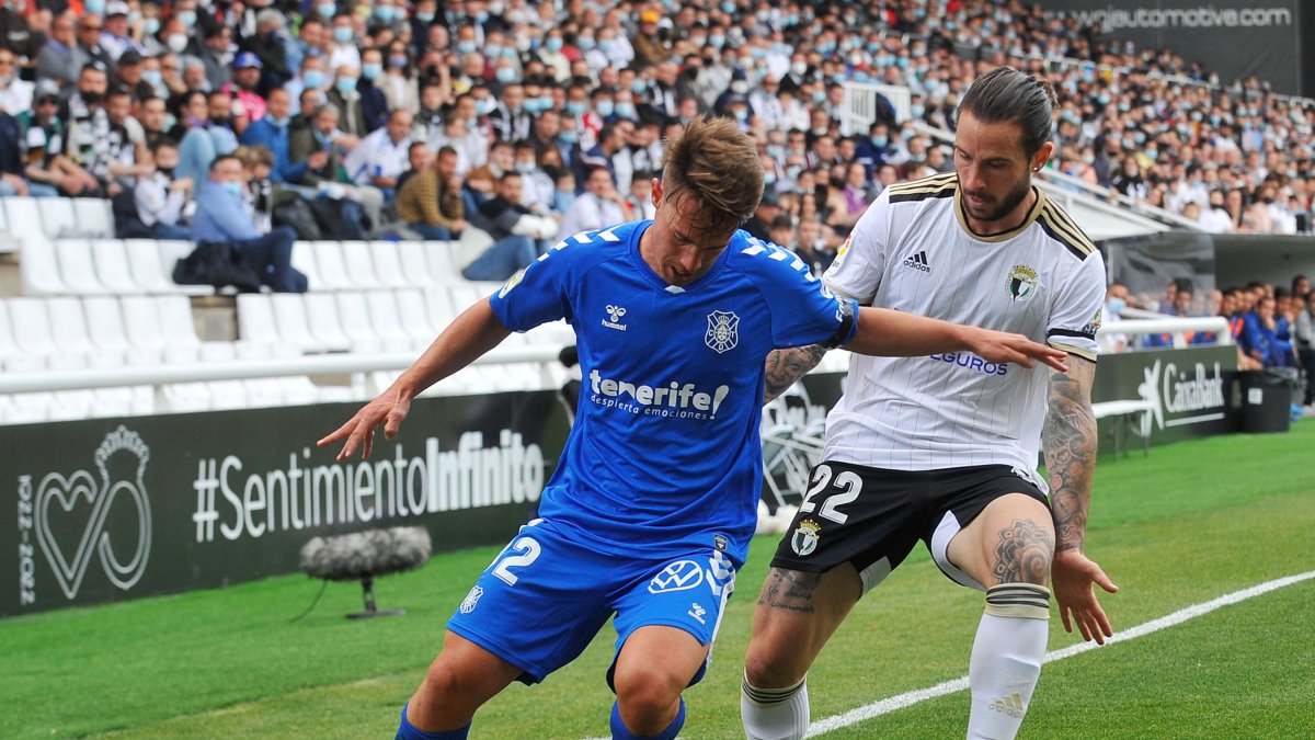 Mumo defiende a un rival durante el partido contra el Tenerife. TOMÁS ALONSO