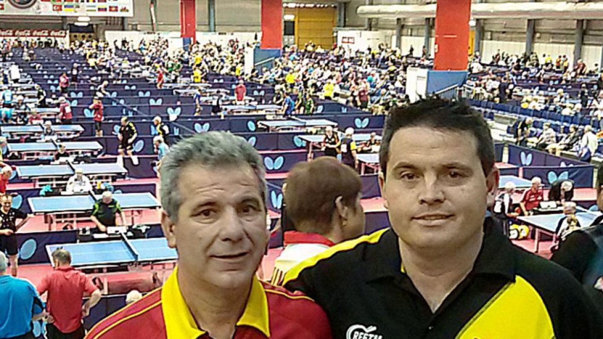 Miguel Núñez y Fran Berzosa posan en la sede del Mundial en Alicante, con 165 mesas de juego habilitadas-ECB