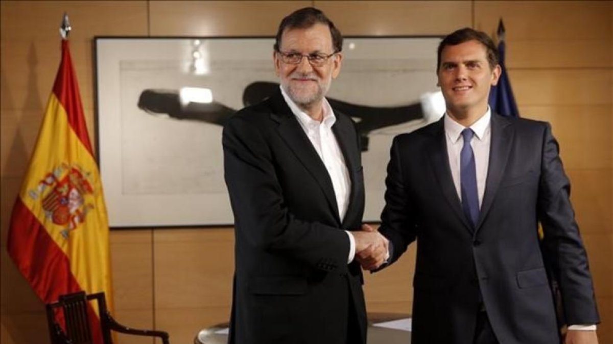 Mariano Rajoy y Albert Rivera, en su último encuentro en el Congreso.-JOSÉ LUIS ROCA