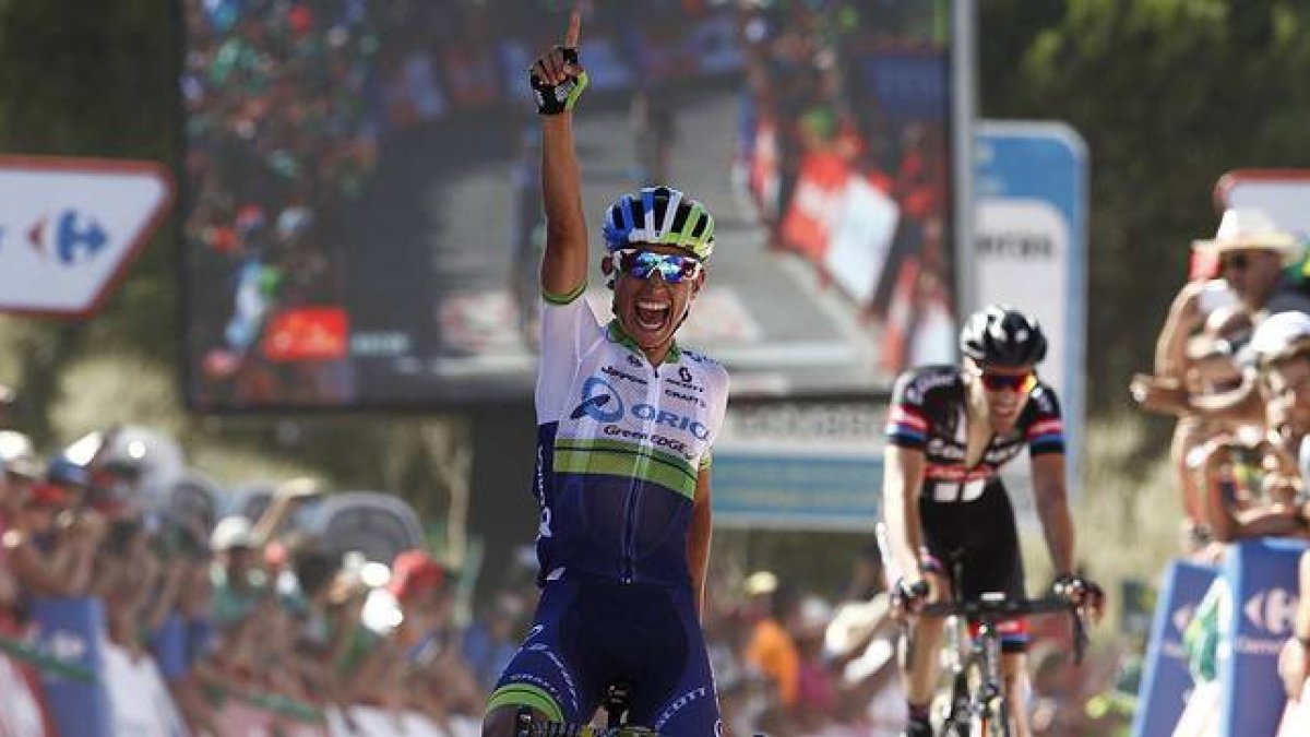 El ciclista colombiano Esteban Chaves, 'Chavito', celabra su triunfo en la segunda etapa de la Vuelta a su paso por la meta en Caminito del Rey.-Foto: AFP / JOSÉ JORDÁN