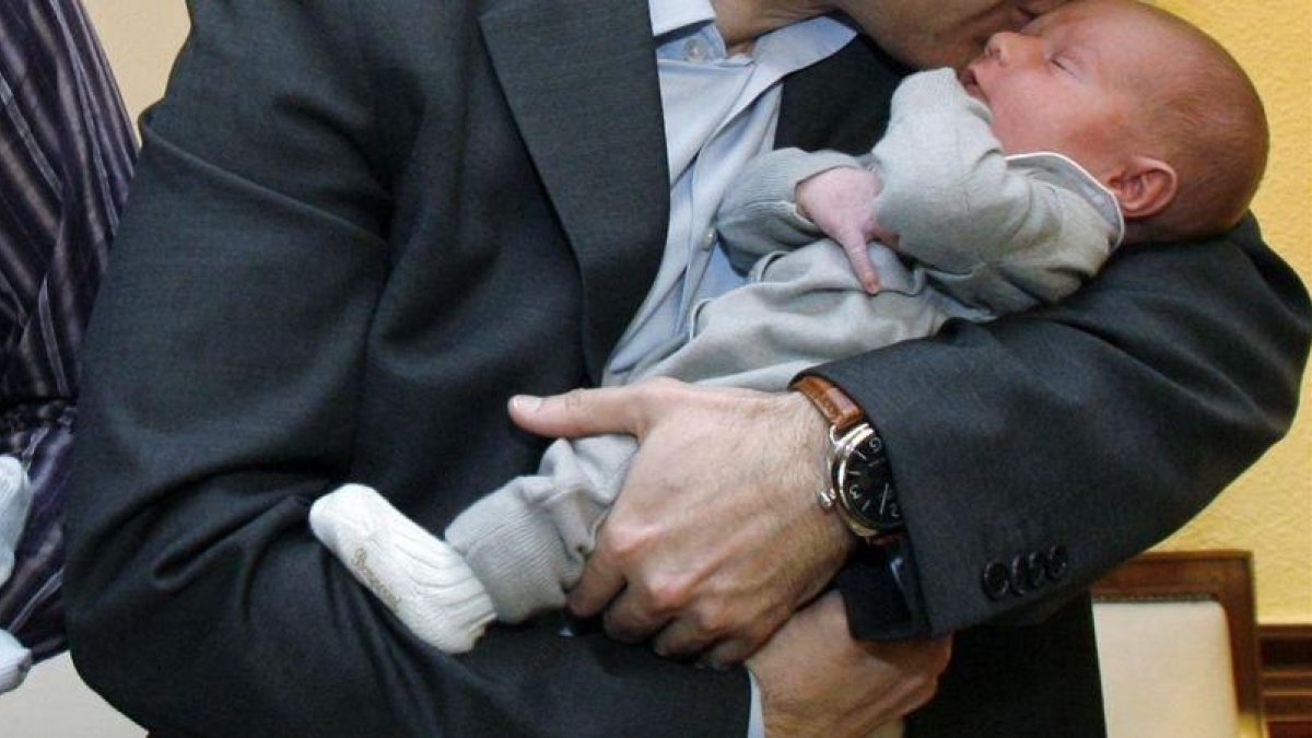 Un hombre con su hijo, disfrutando de un permiso de paternidad.-MIGUEL LORENZO