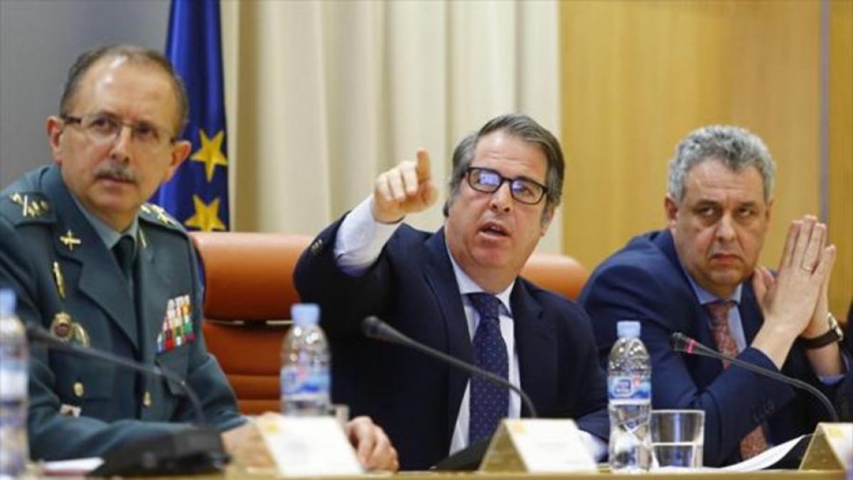 Serrano, director general de la DGT, junto a Benito Salcedo, general jefe de la Guardia Civil, el pasado enero.-AGUSTÍN CATALÁN