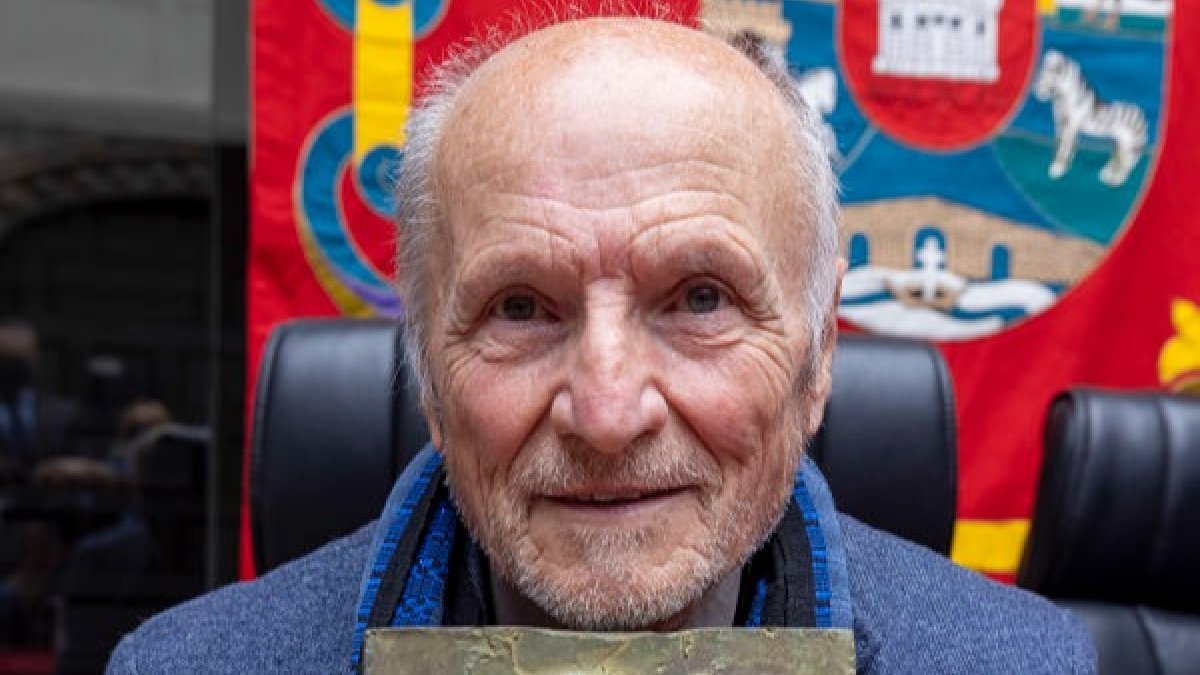 El presidente de la Diputación de Ávila, Carlos García, hizo entrega al pintor Antonio López del Premio Diputación de Ávila de las Artes ‘Florencio Galindo’. ICAL