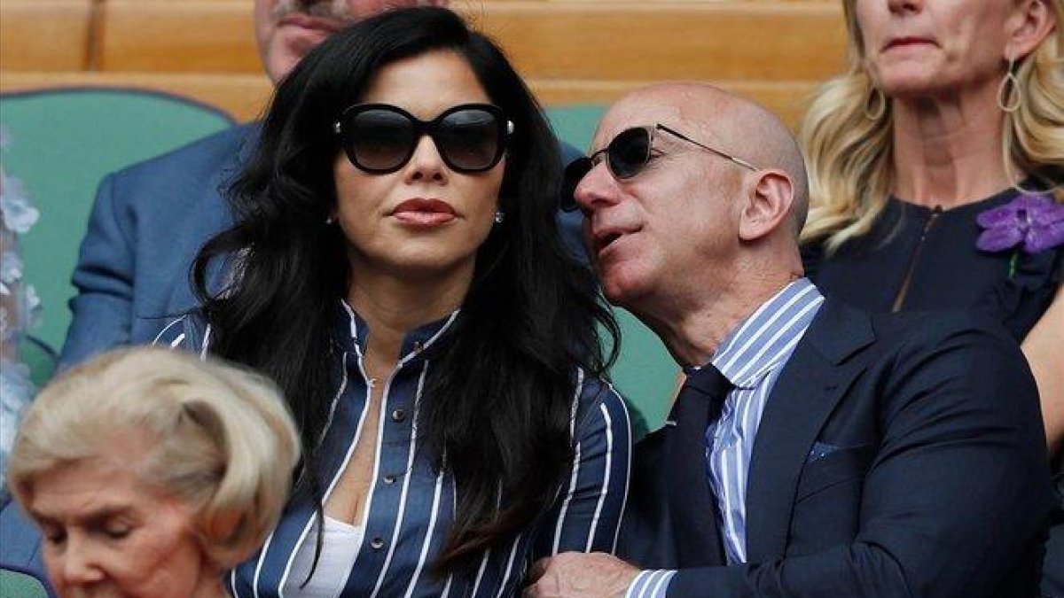 Jeff Bezos y Lauren Sánchez, en la final de Winbledon.-AFP / ADRIAN DENNIS