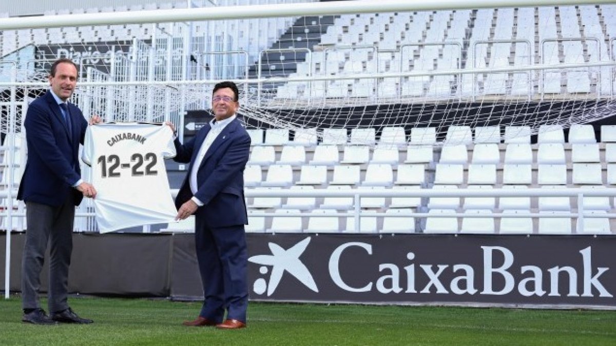 Domínguez (Caixabank) y Santidrián (Burgos CF) posan en El Plantío. BURGOS CF