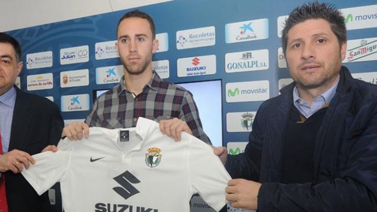 De izquierda a derecha, José Luis García, Odei Onaindia y Nacho Fernández tras la presentación del futbolista vizcaíno.-ISRAEL L. MURILLO