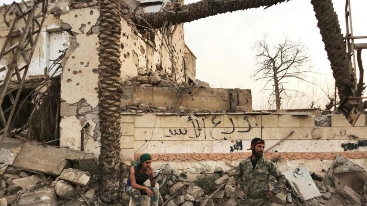 Militares del Ejército sirio enfrente de un edificio destrozado en un distrito de Deir Ezzor. Imagen del 5 de noviembre de 2015-AFP / STRINGER