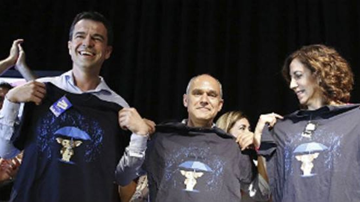 El nuevo líder de UPD, Andrés Herzog (i), junto a los también candidatos José Antonio Rueda e Irene Lozano.-Foto: EFE / ALBERTO MARTÍN