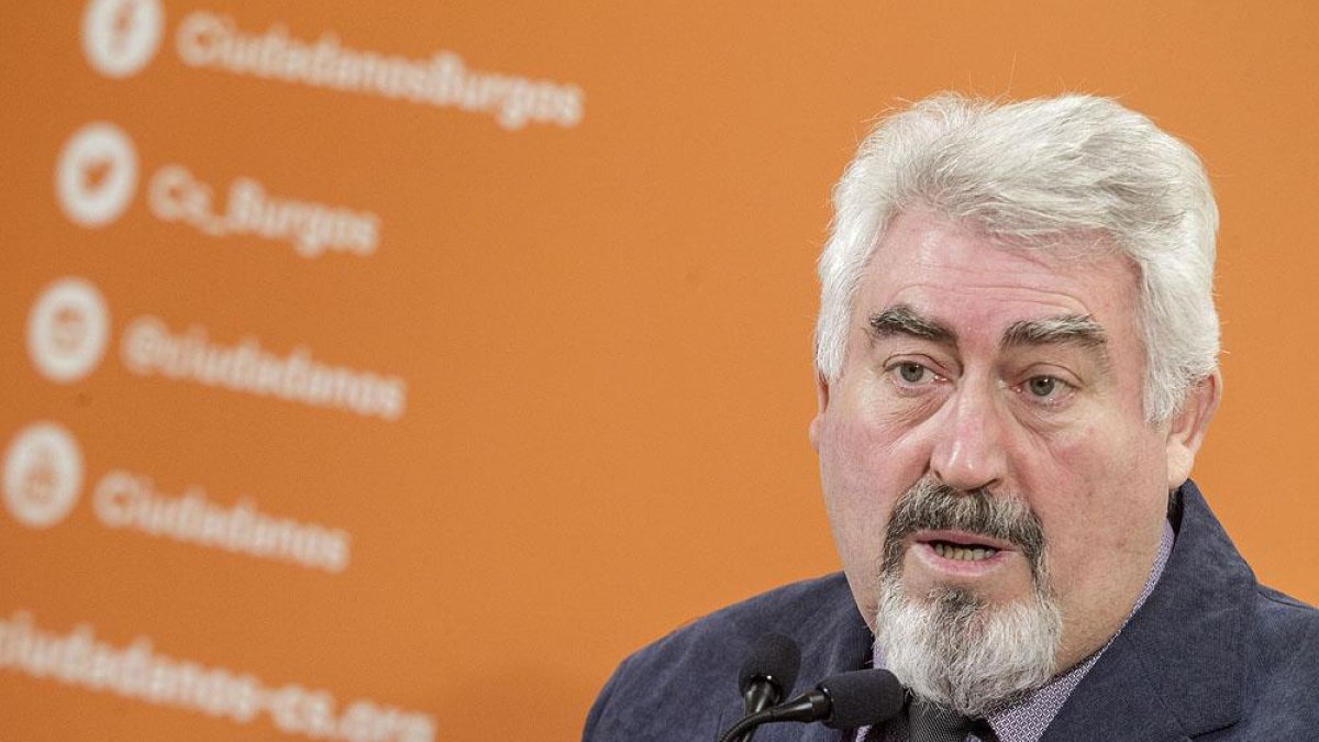 Un momento de la intervención del procurador de Ciudadanos, ayer en la sede del partido en la capital burgalesa.-S. O.