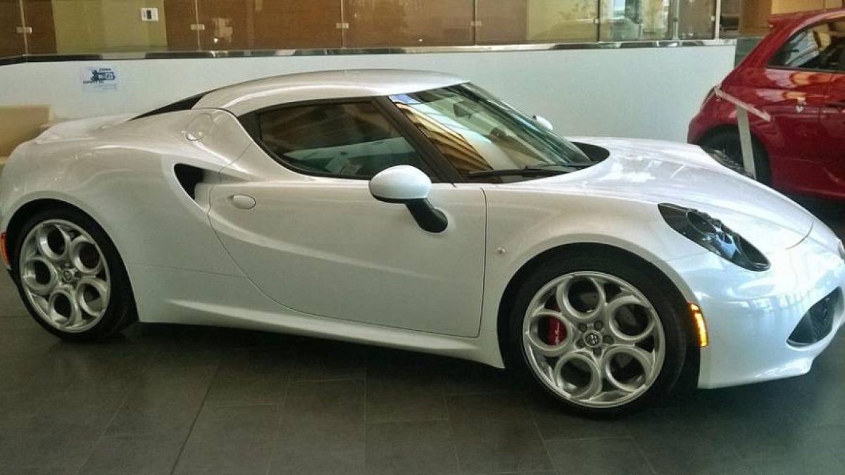 El nuevo Alfa Romeo 4C, el superdeportivo para conducir con pasión, ya se puede encontrar en el concesionario oficial en Burgos, Grupo Julián.-HÉCTOR FUSTEL